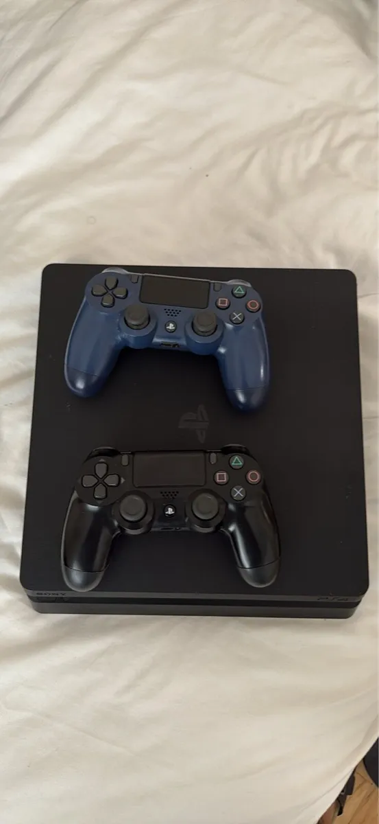 PlayStation 4 (500GB) + 2 Controllers + Games - Image 2