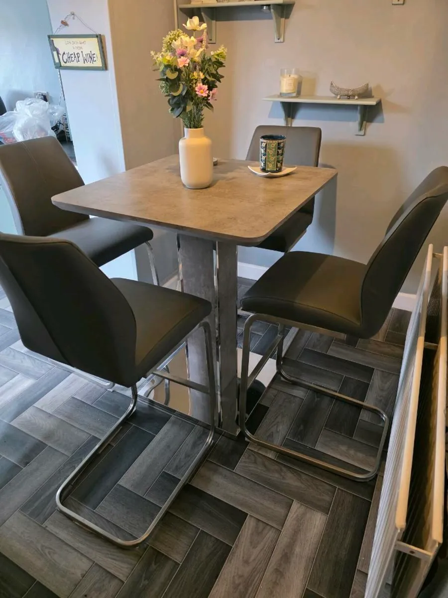 kitchen table and 4 bar stools - Image 1
