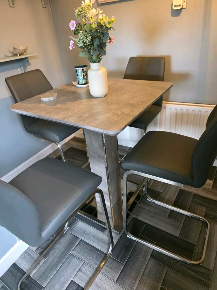 kitchen table and 4 bar stools - Image 2