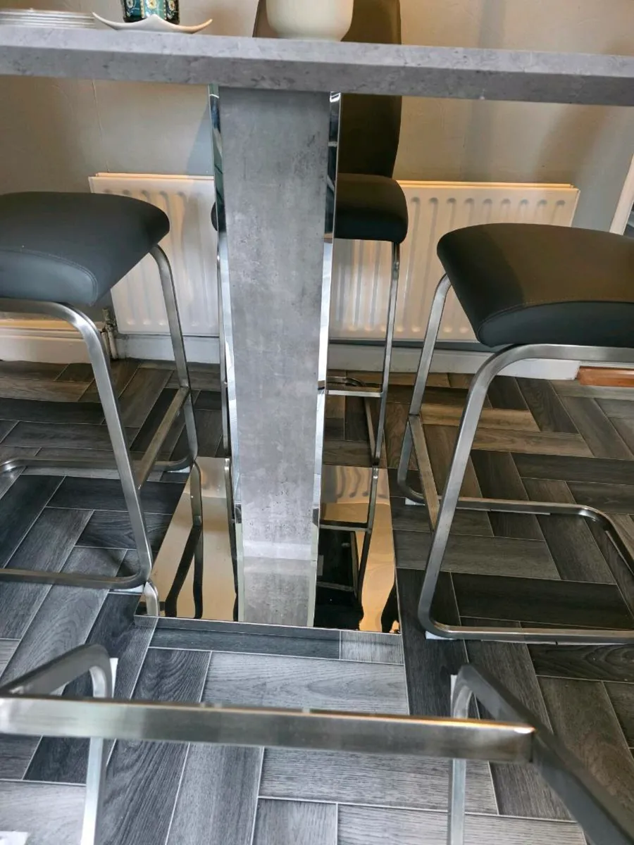 kitchen table and 4 bar stools - Image 3