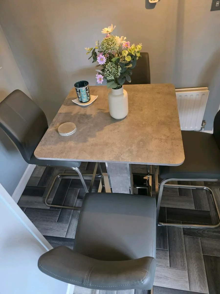kitchen table and 4 bar stools - Image 4