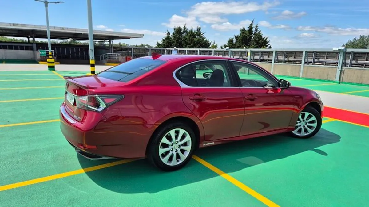 2017 Lexus GS 300h - Image 2