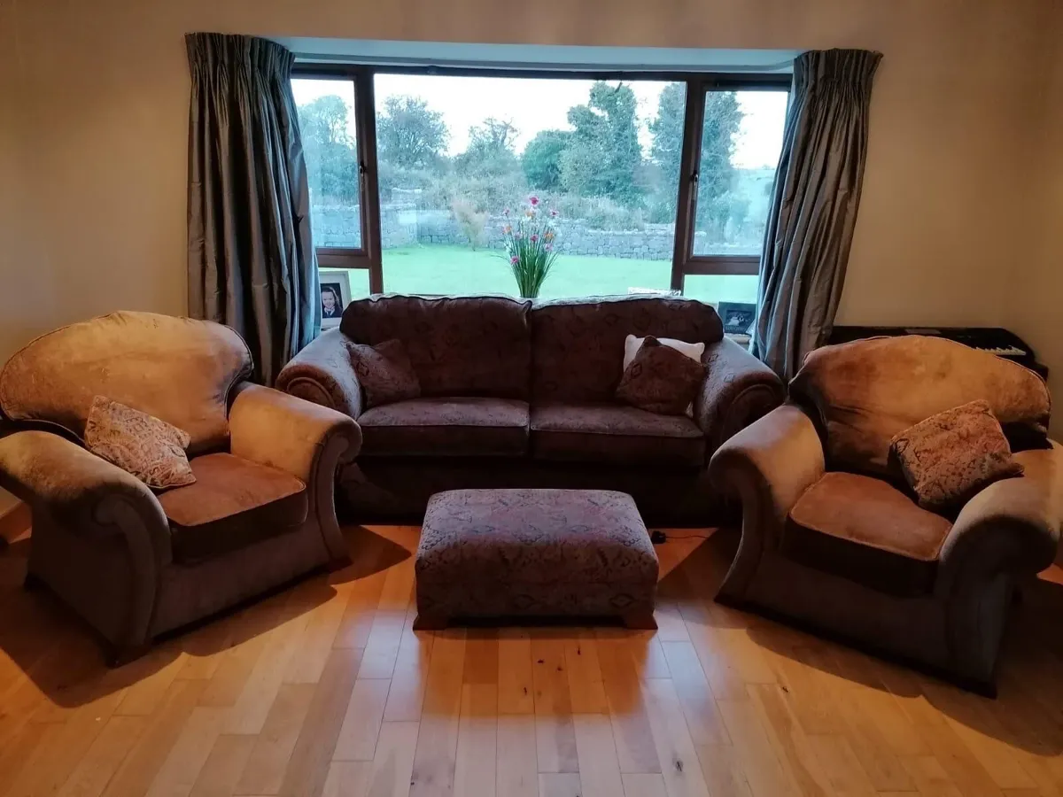 Suite of furniture - Image 1
