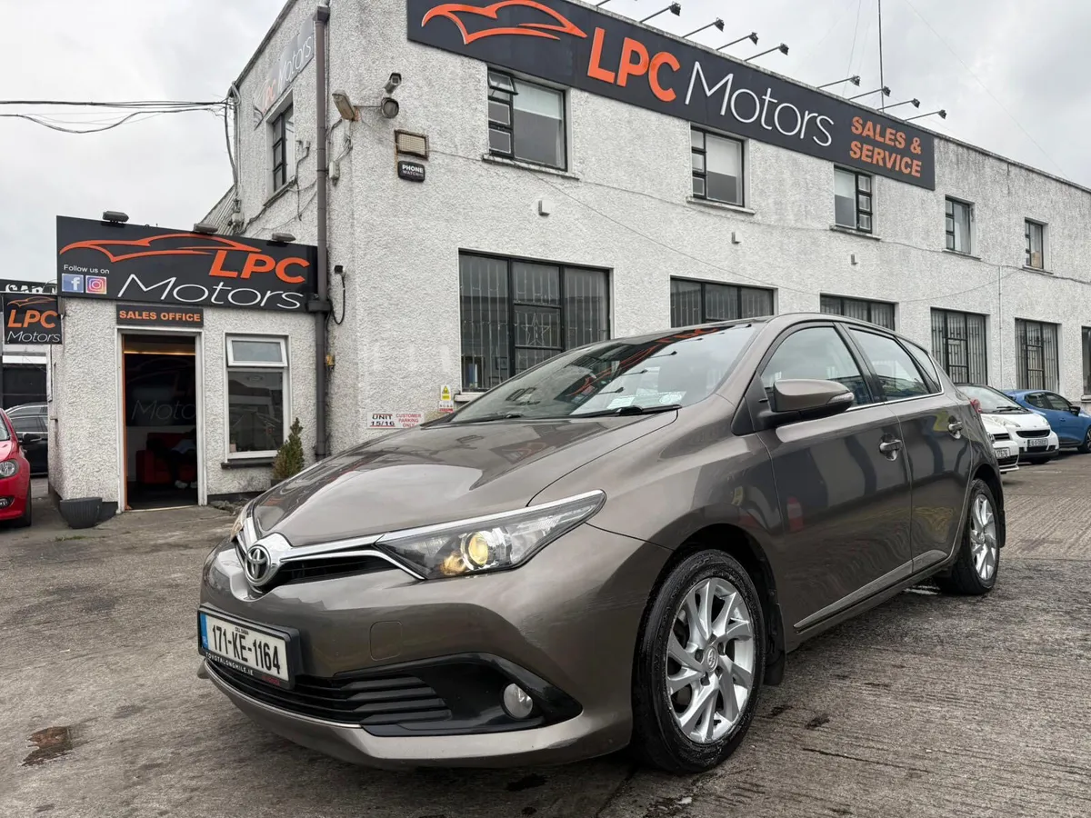 Toyota Auris 2017 - Image 2