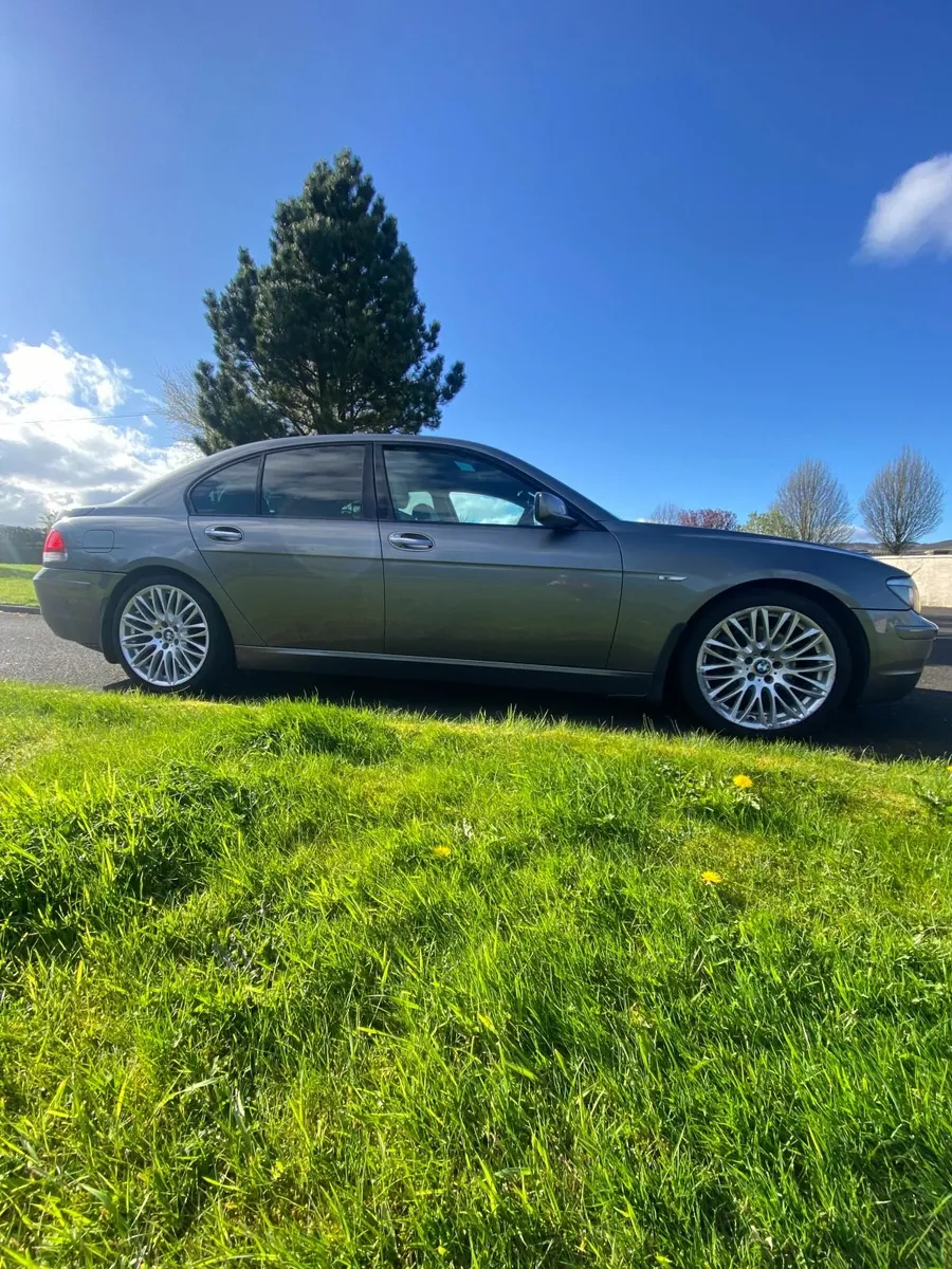 BMW 7-Series 2007 - Image 2
