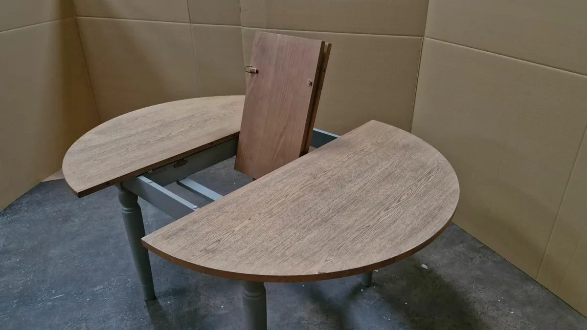Extending Round Dining table (NEW) - Image 3