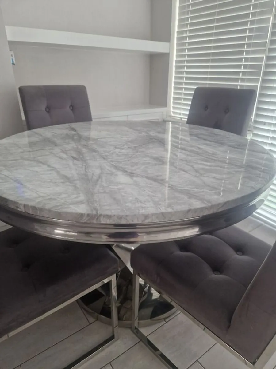 Table and chairs - Image 1