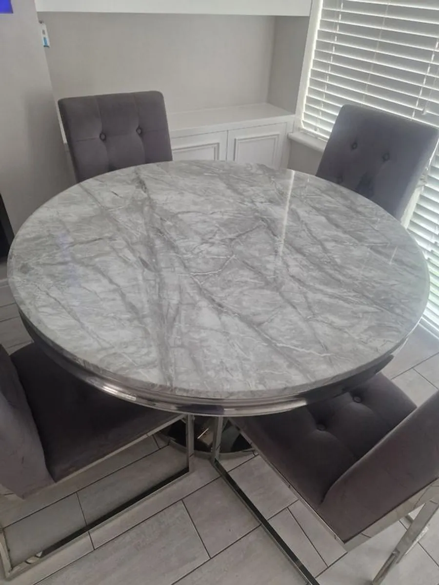 Table and chairs - Image 2