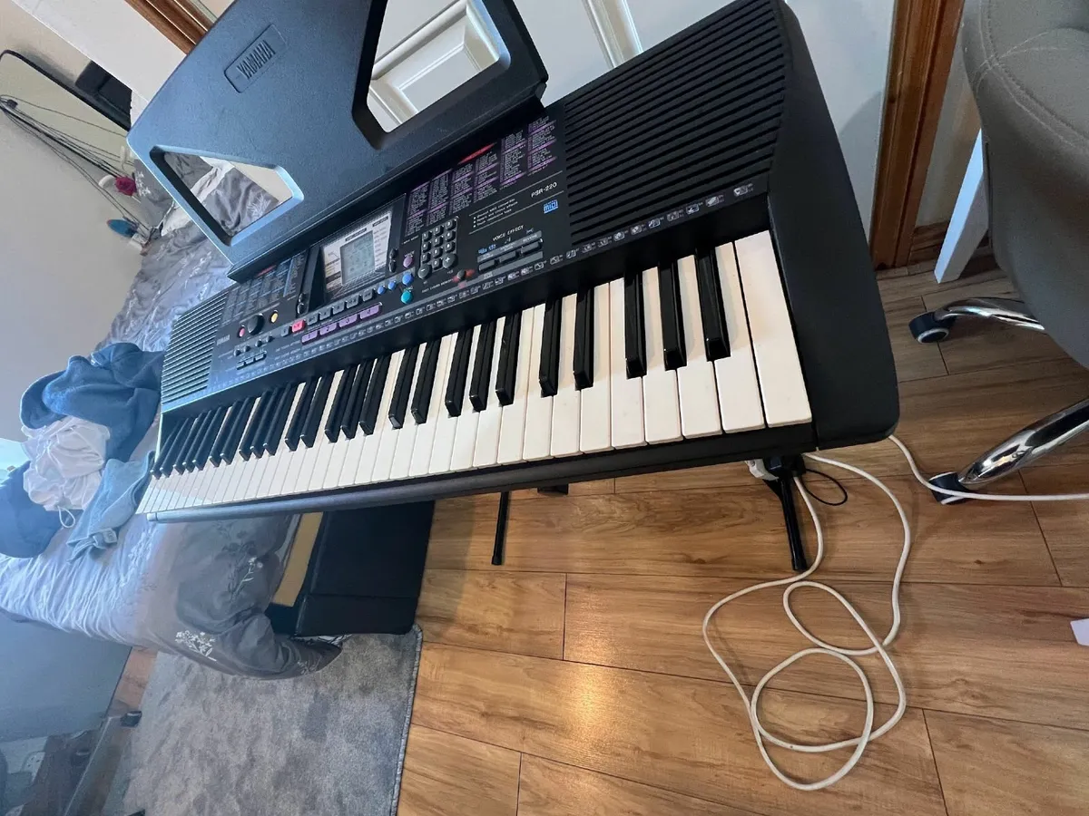 Yamaha PSR-220 61 Keys MIDI Keyboard + Stand + 3Mt - Image 1