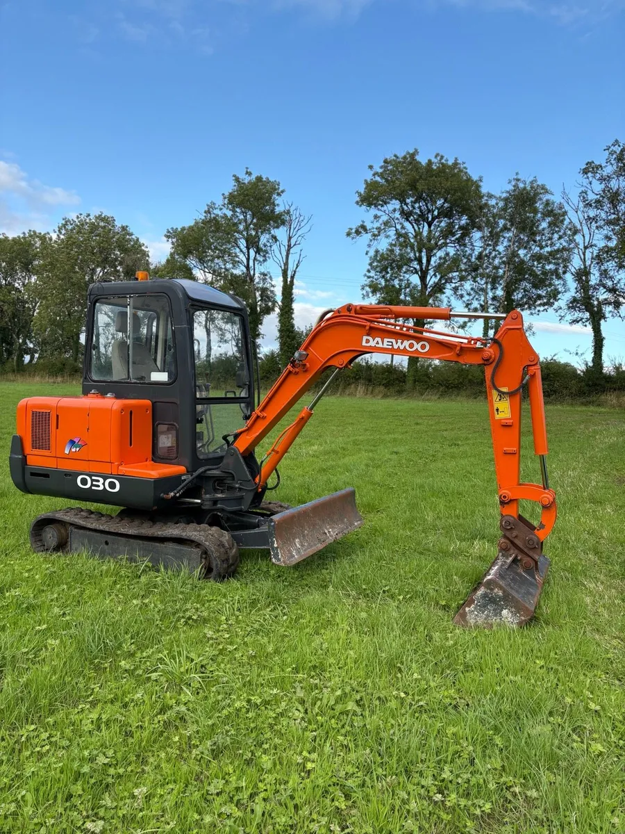 Daewoo 030 mini digger - Image 1