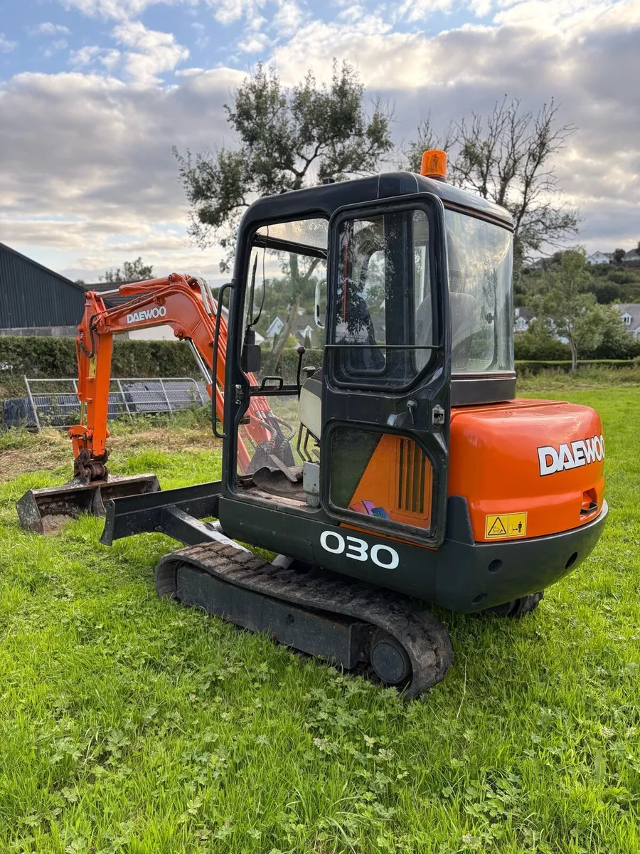 Daewoo 030 mini digger - Image 2