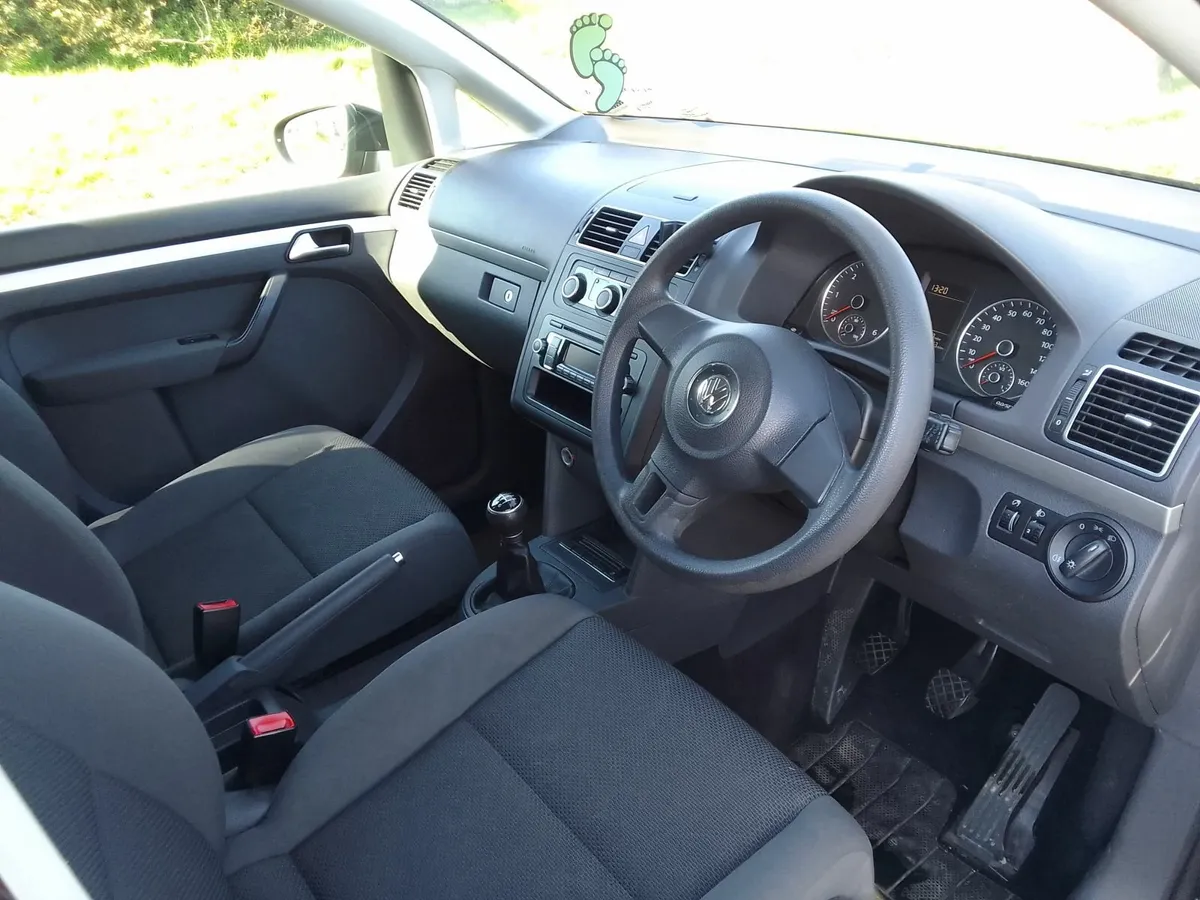 Volkswagen Touran 2011 - Image 2