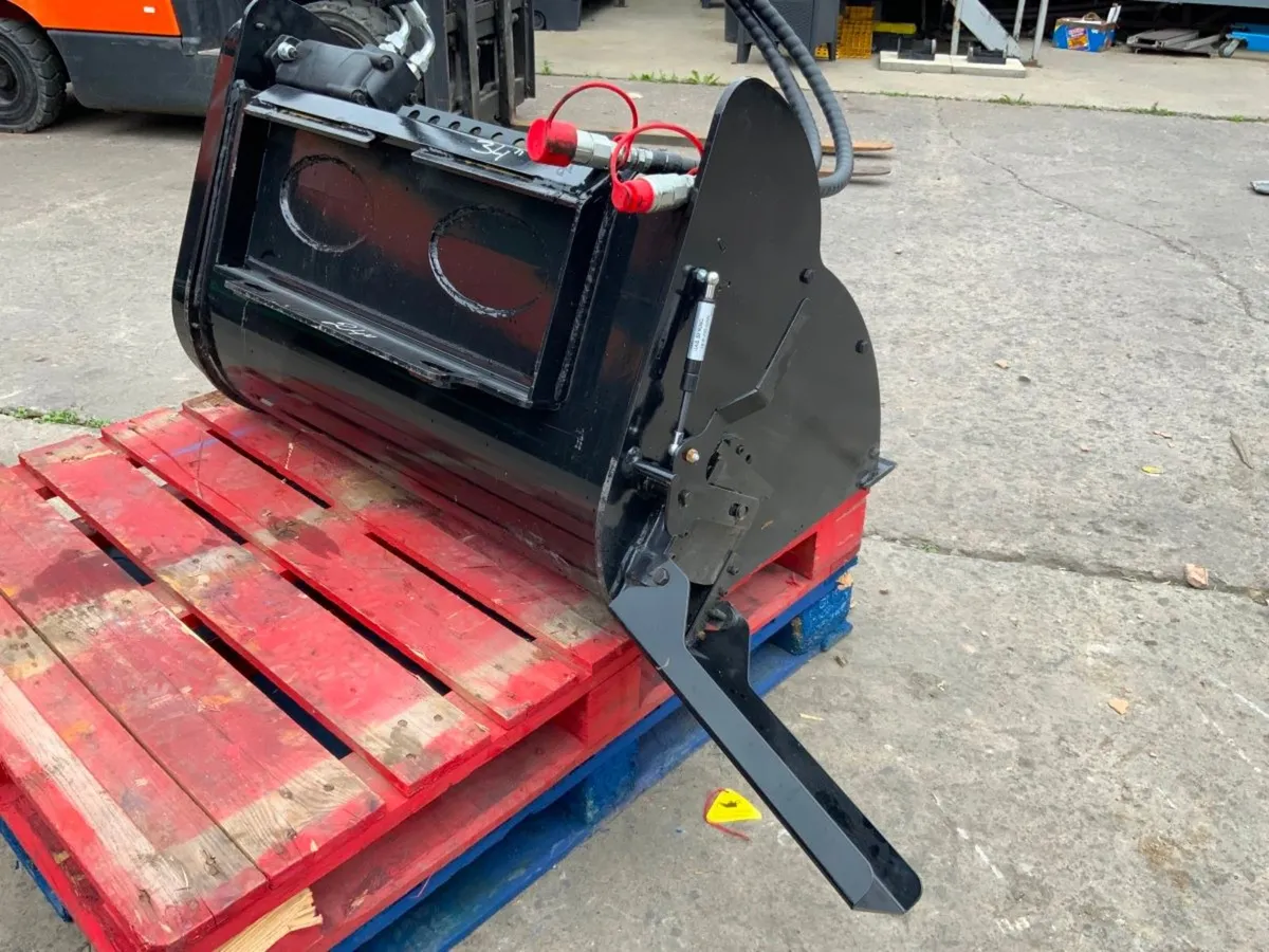 SELF LOADING CONCRETE MIXING BUCKET......308w. - Image 4