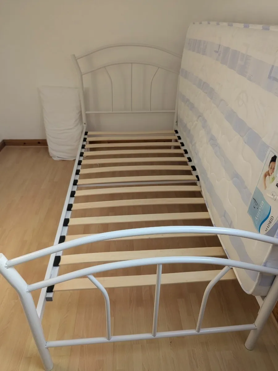 Single metal bed with mattress - Image 1