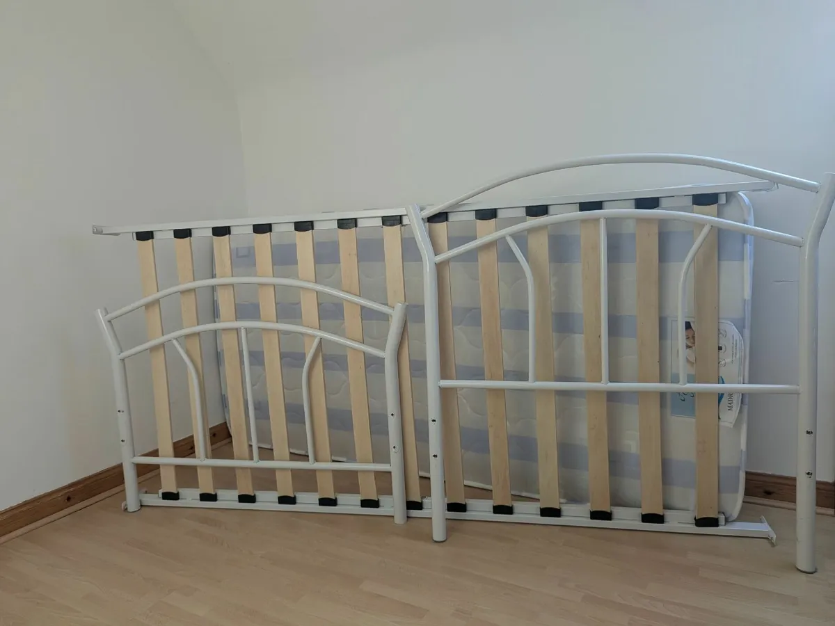 Single metal bed with mattress - Image 3