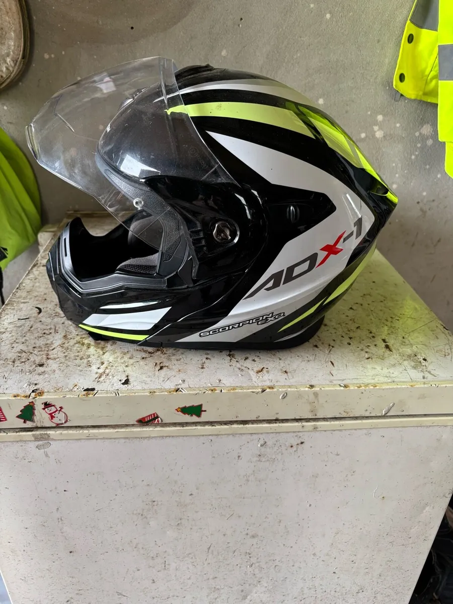 Motorcycle helmet - Image 1