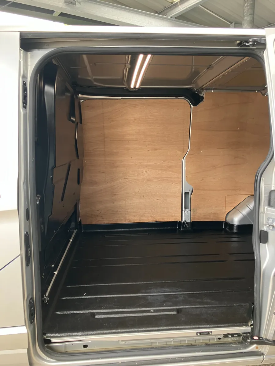 Ford Transit Custom 2022 - Image 2