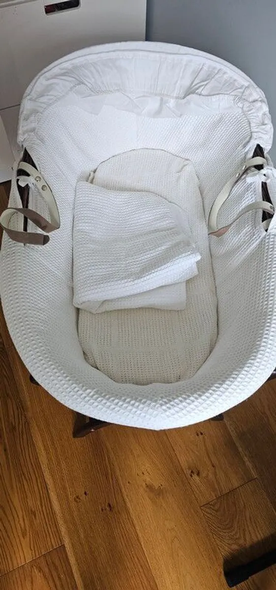 moses basket with stand - Image 1