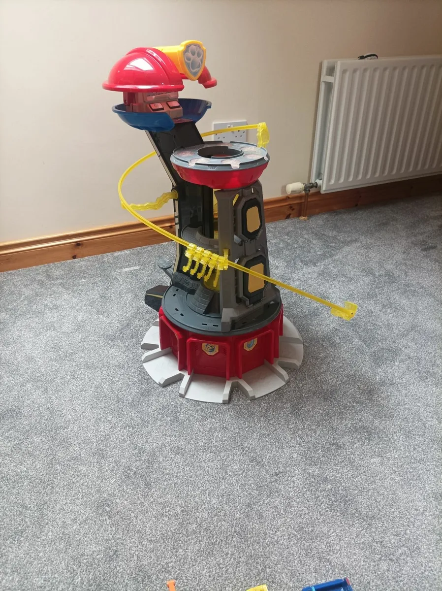 Dolls house, paw patrol, desk - Image 1