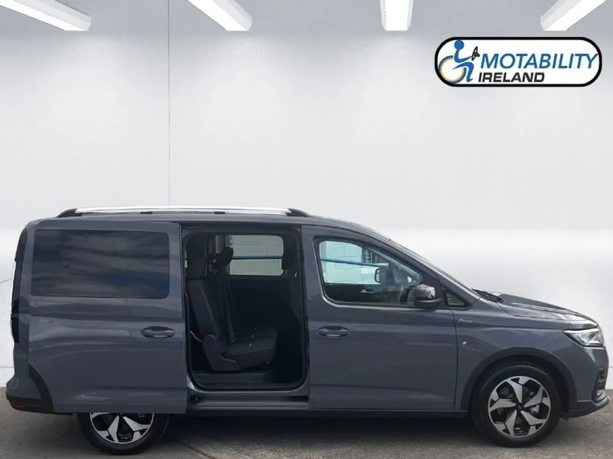 Ford TOURNEO CONNECT Active Wheelchair Accessible - Image 4