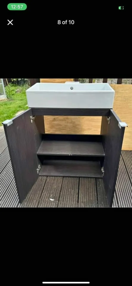 Bathroom vanity unit with sink - Image 1