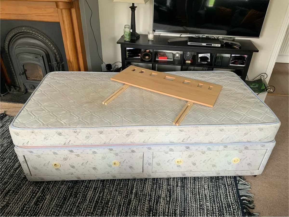 Single bed, mattress and headboard - Image 1