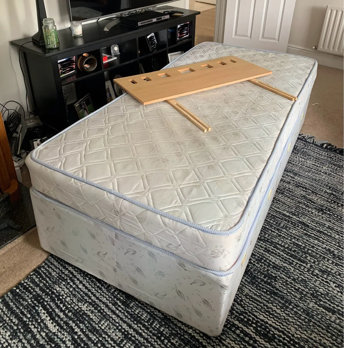 Single bed, mattress and headboard - Image 2