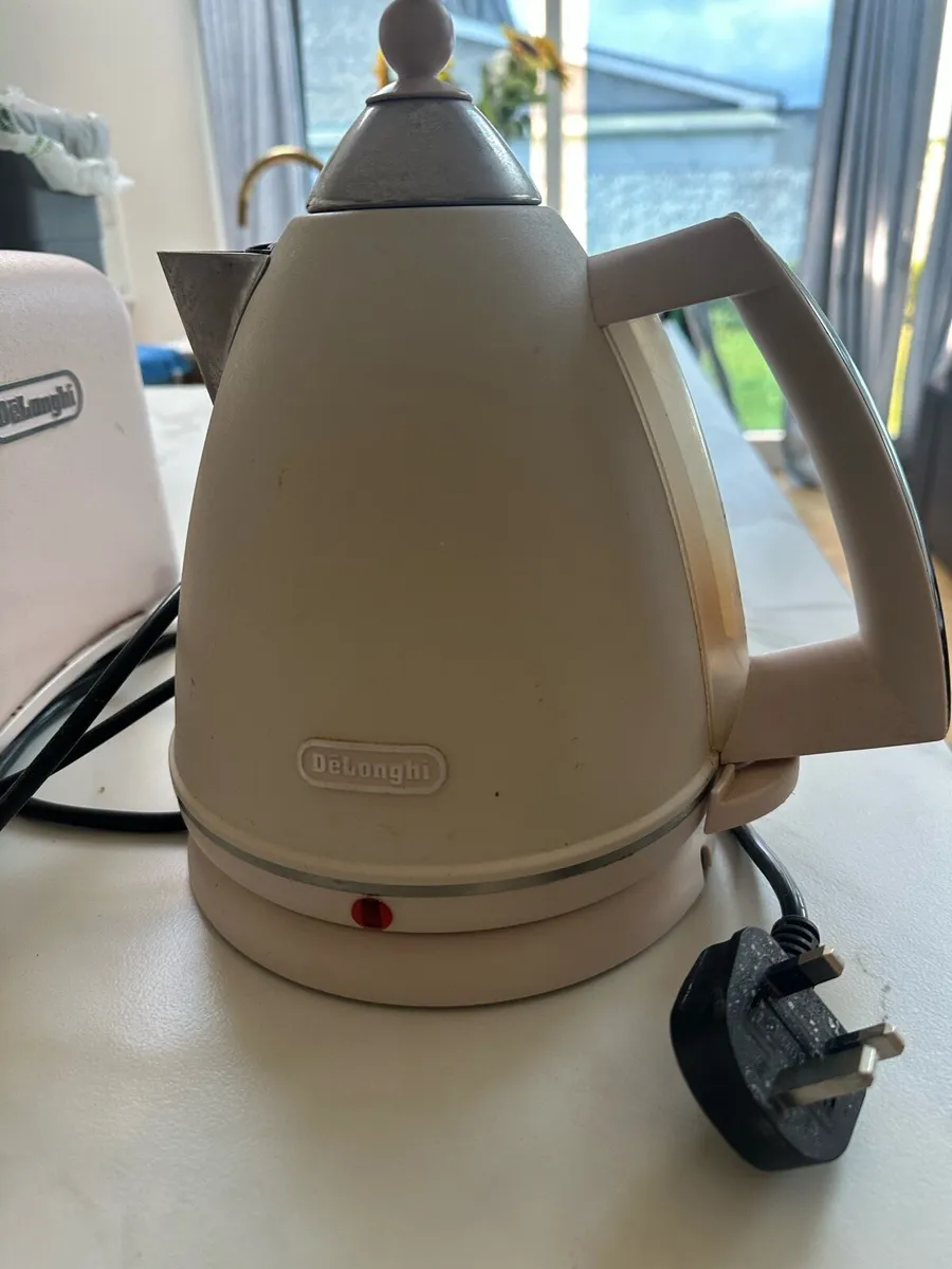 Delongi Toaster & Kettle - Image 1