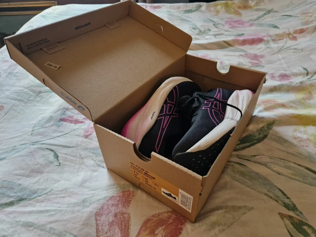 Asics Women Runners - Image 3