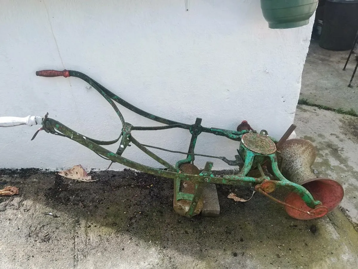 Antic farm machinery - Image 1