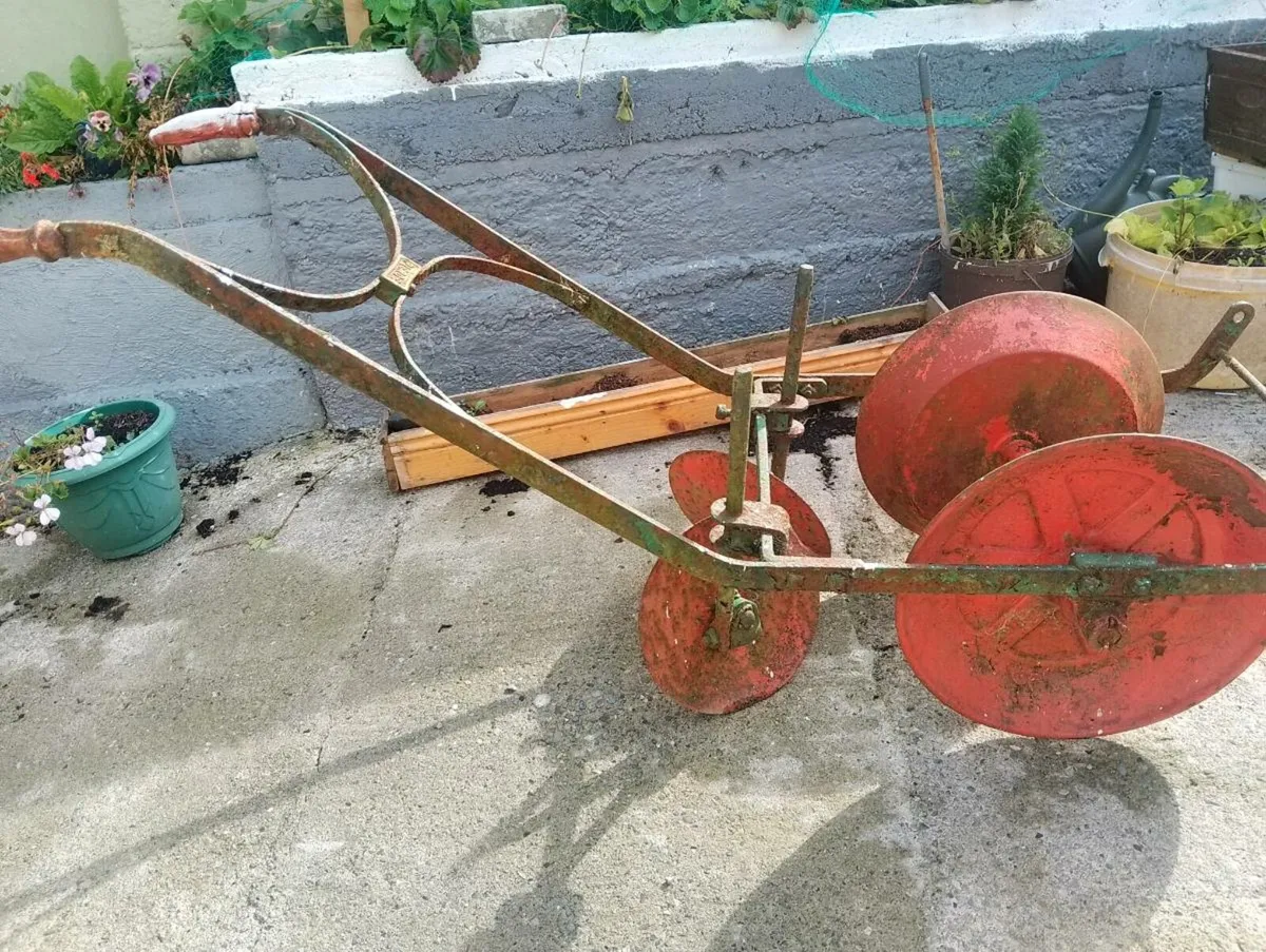 Antic farm machinery - Image 2