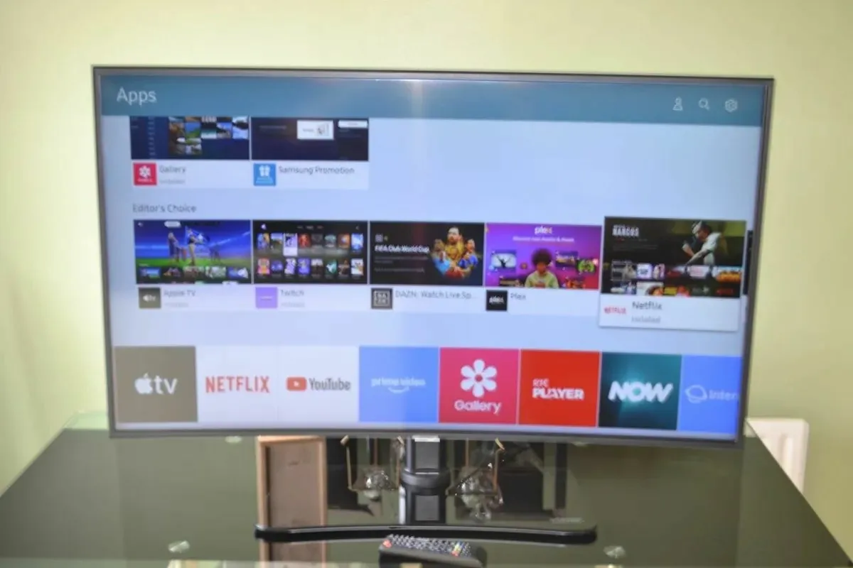 Samsung 49-inch Curved 4K Ultra HD HDR Smart TV - Image 4