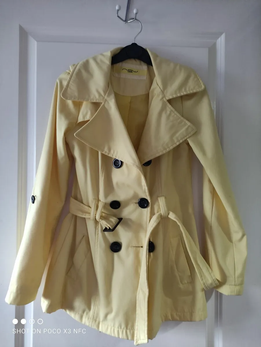 New look yellow coat size fits Xs s worn once - Image 2