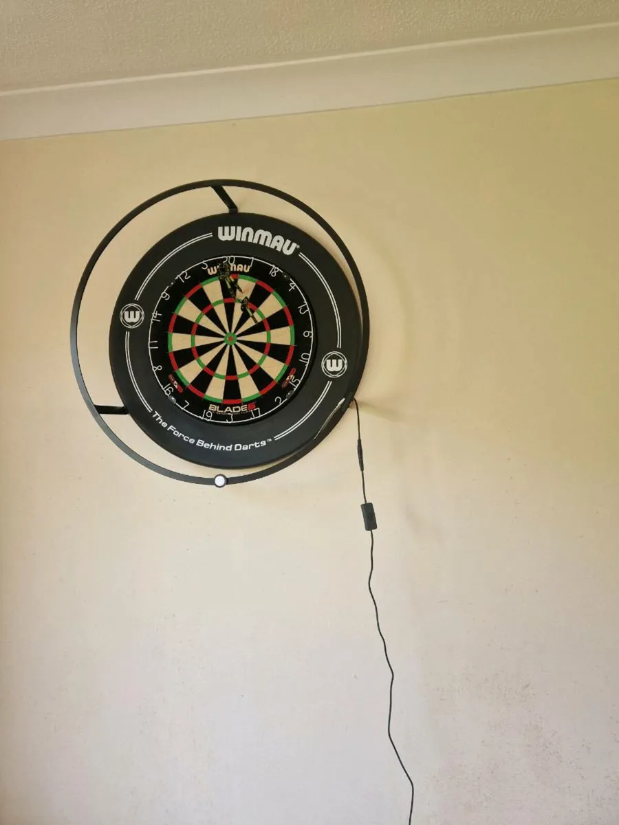 Winmau Blade 6 with ring light  and dart