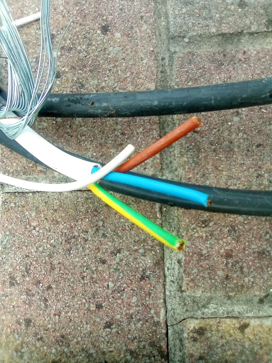 7. METRES.  3. X. 16. AND 4 METRES  3 X 10 CABLE - Image 3