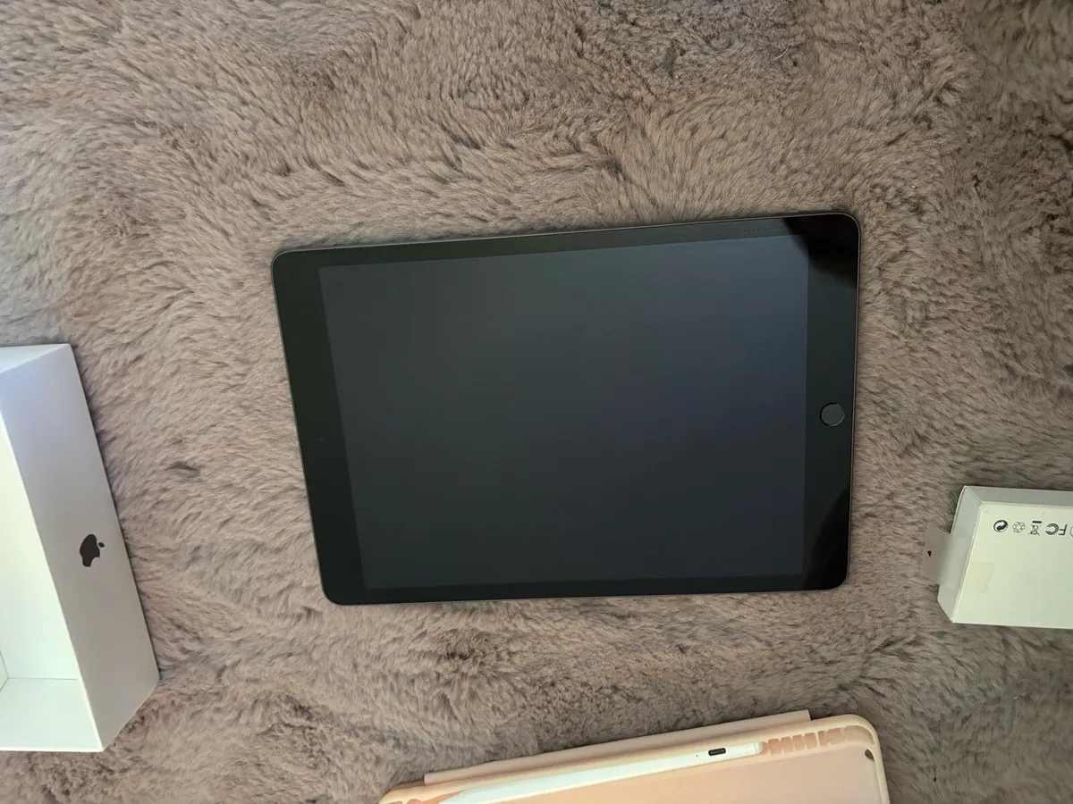 iPad - Image 1