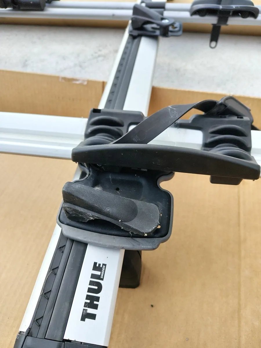 Thule roof bars and 3 bike racks - Image 2