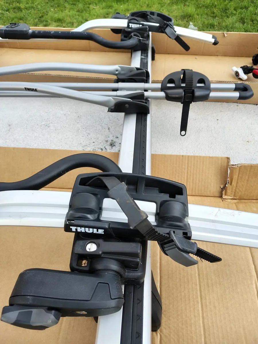 Thule roof bars and 3 bike racks - Image 4