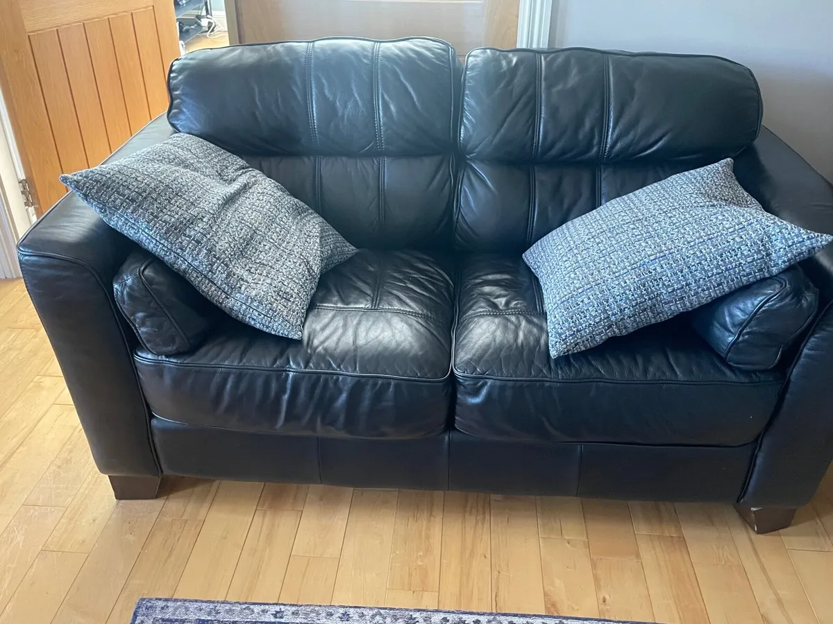 Sofas and coffee table - Image 3