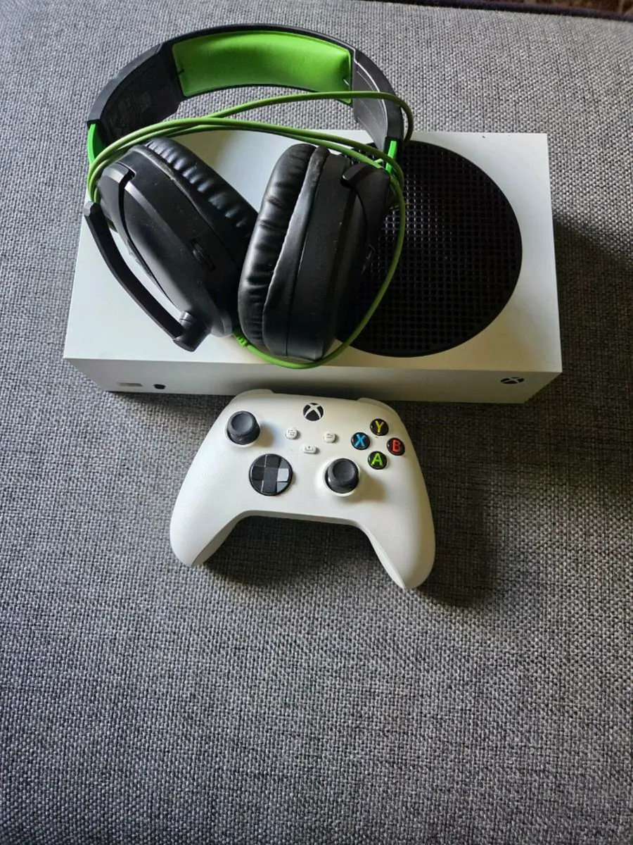 Xbox Series S 512GB with headset