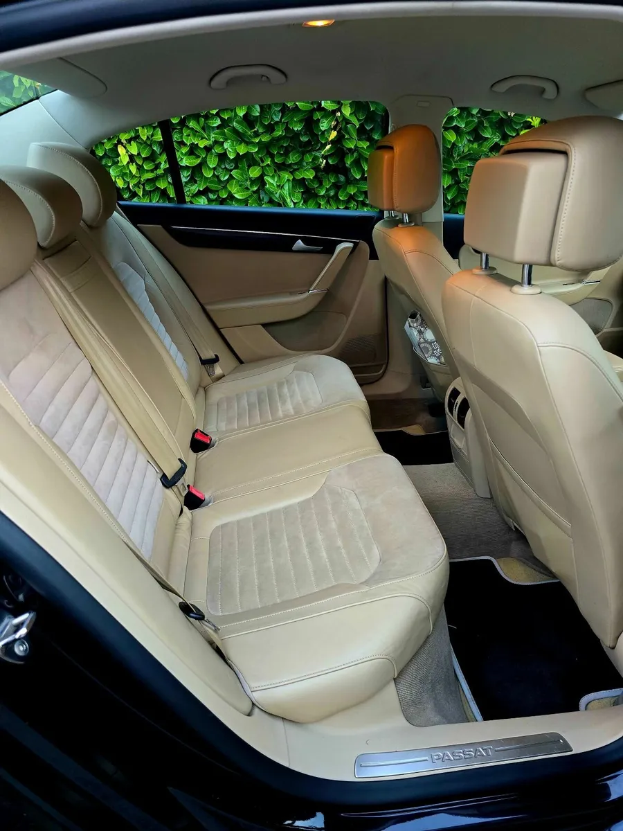 Volkswagen Passat 2011 - Image 2