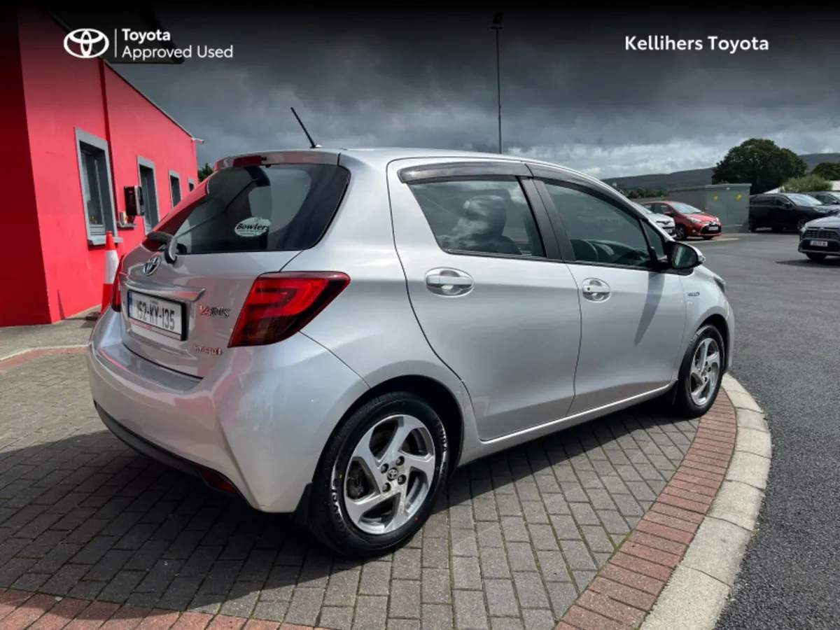 Toyota Yaris HYBRID LUXURY MC 4DR AUTO - Image 2