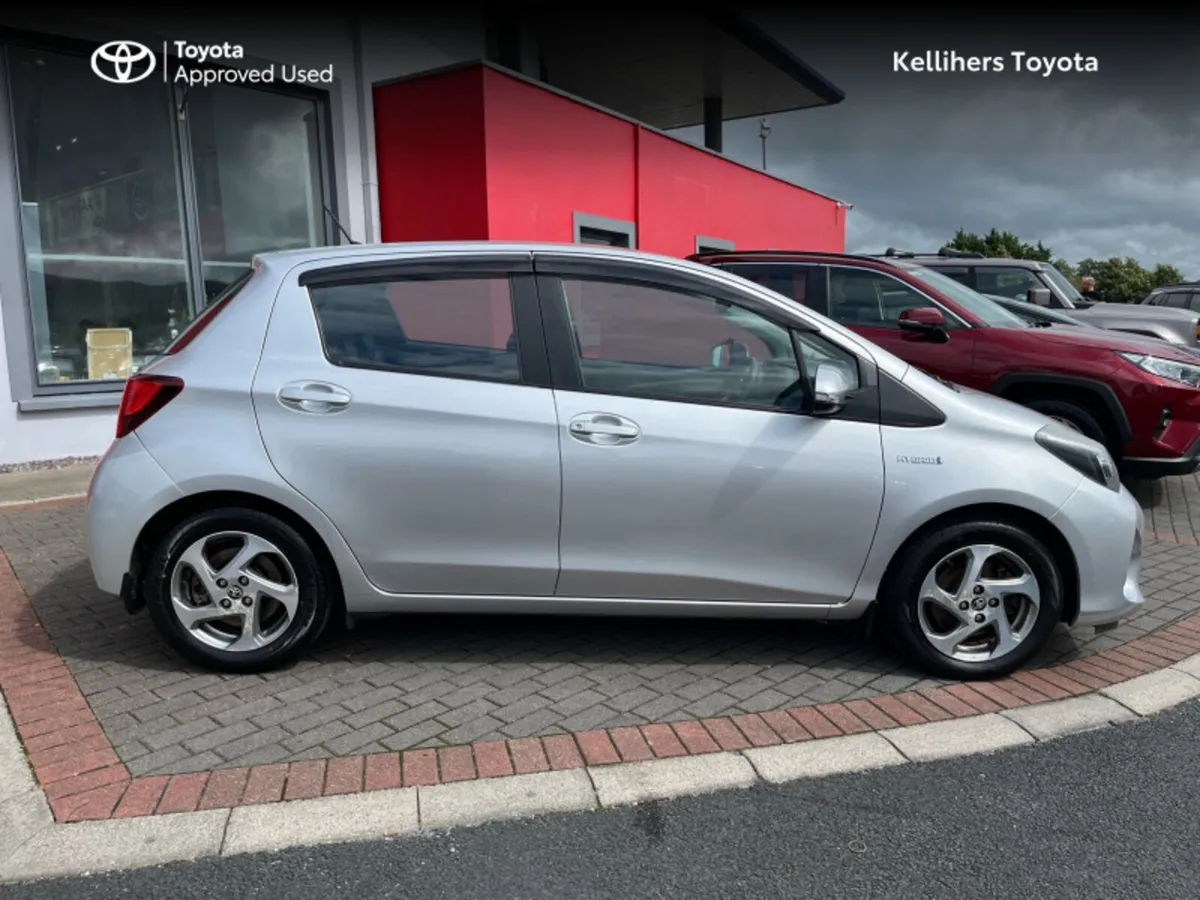 Toyota Yaris HYBRID LUXURY MC 4DR AUTO - Image 3