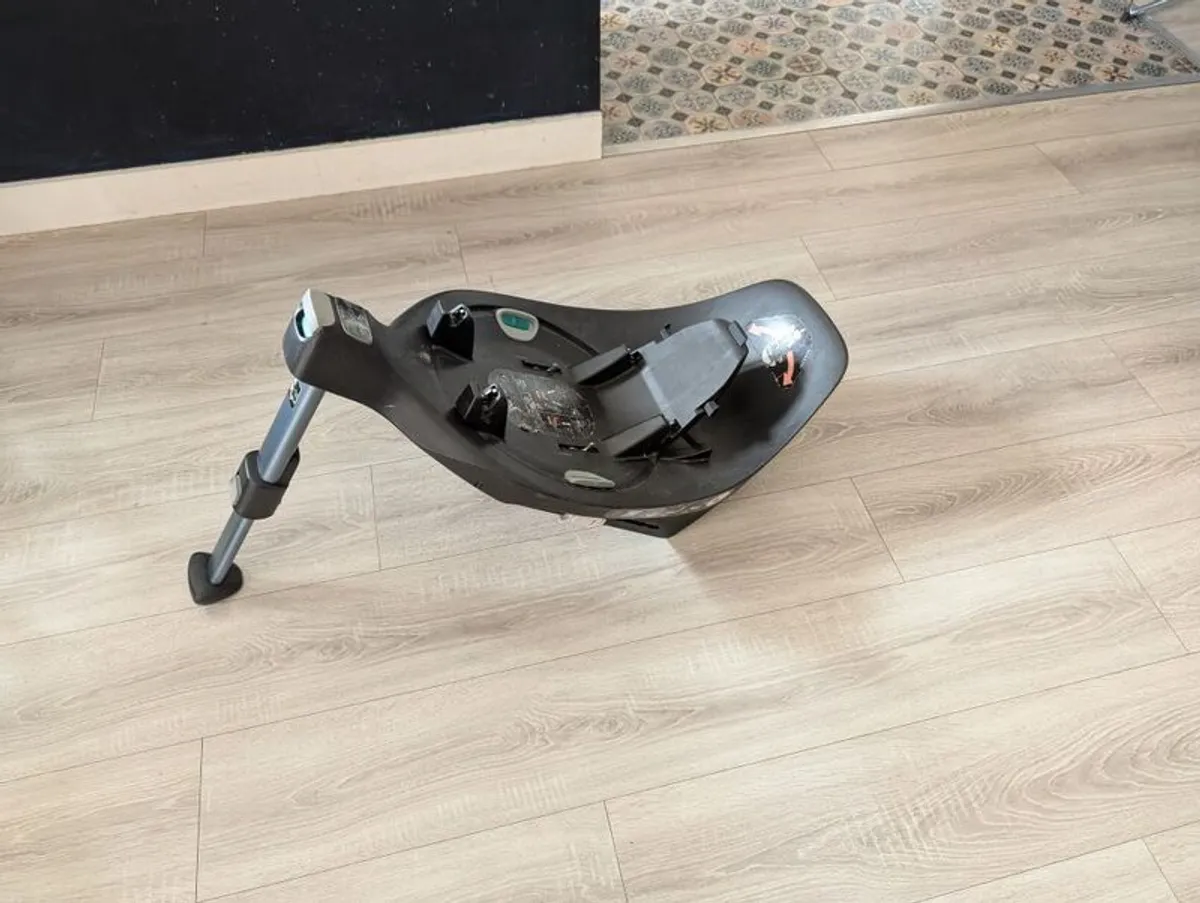 Cybex Car seat and 360 base - Image 3