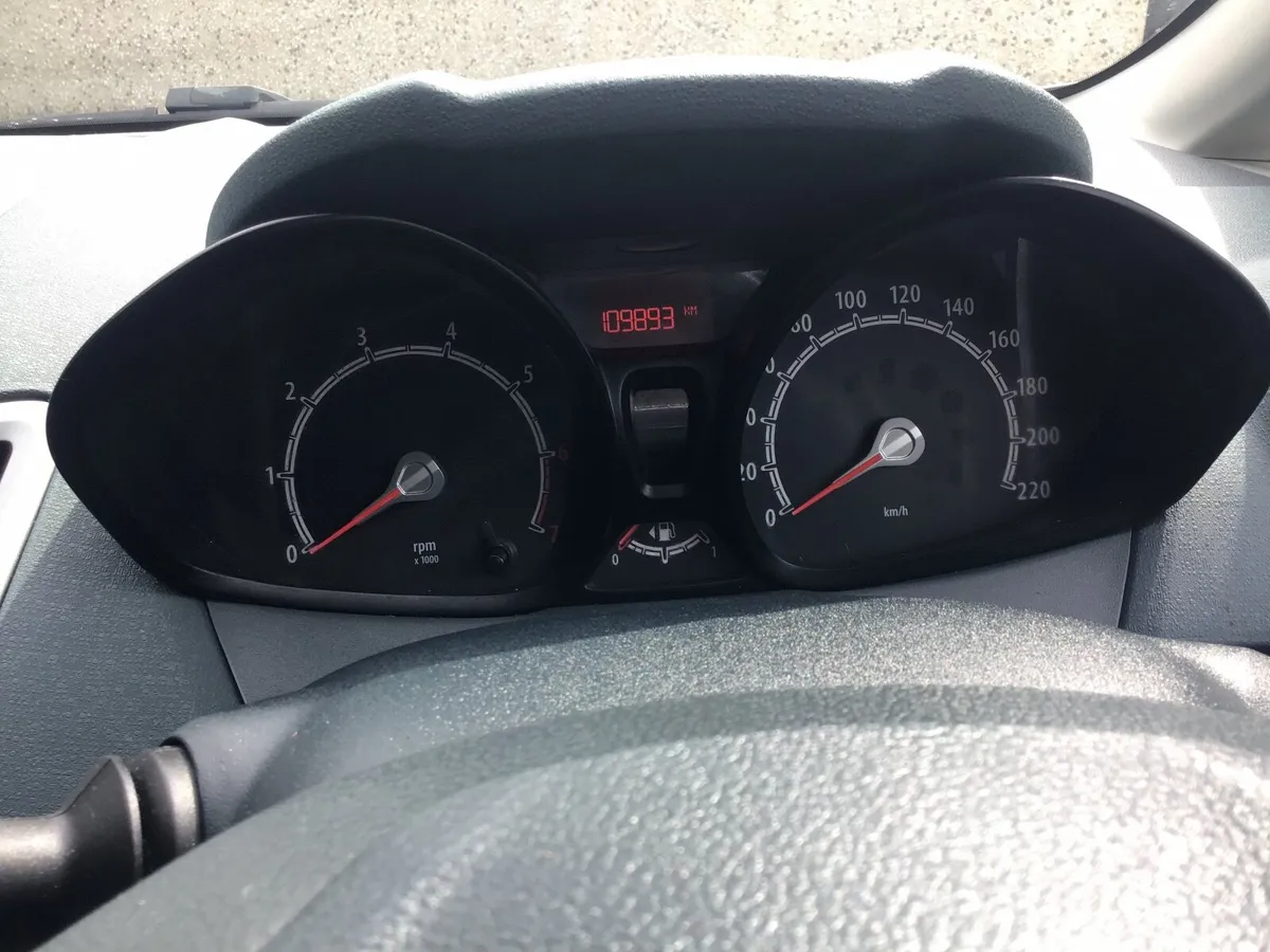 Ford Fiesta 2010 - Image 2