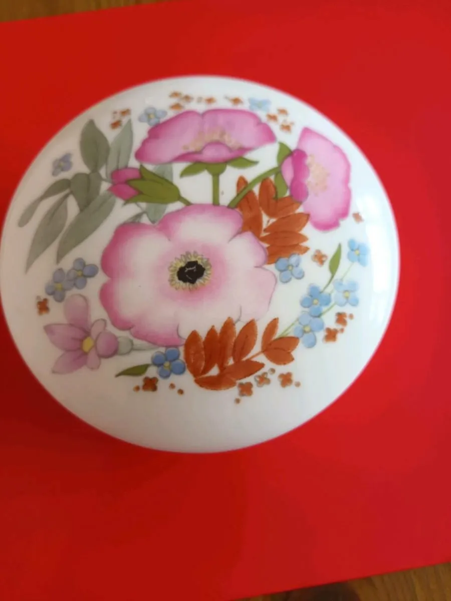 WEDGWOOD  " MEADOW SWEET" TRINKET  BOX - Image 2