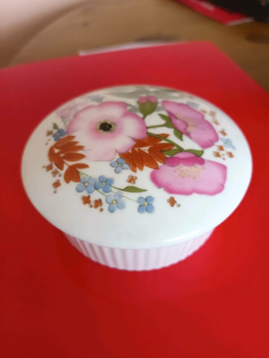 WEDGWOOD  " MEADOW SWEET" TRINKET  BOX - Image 1