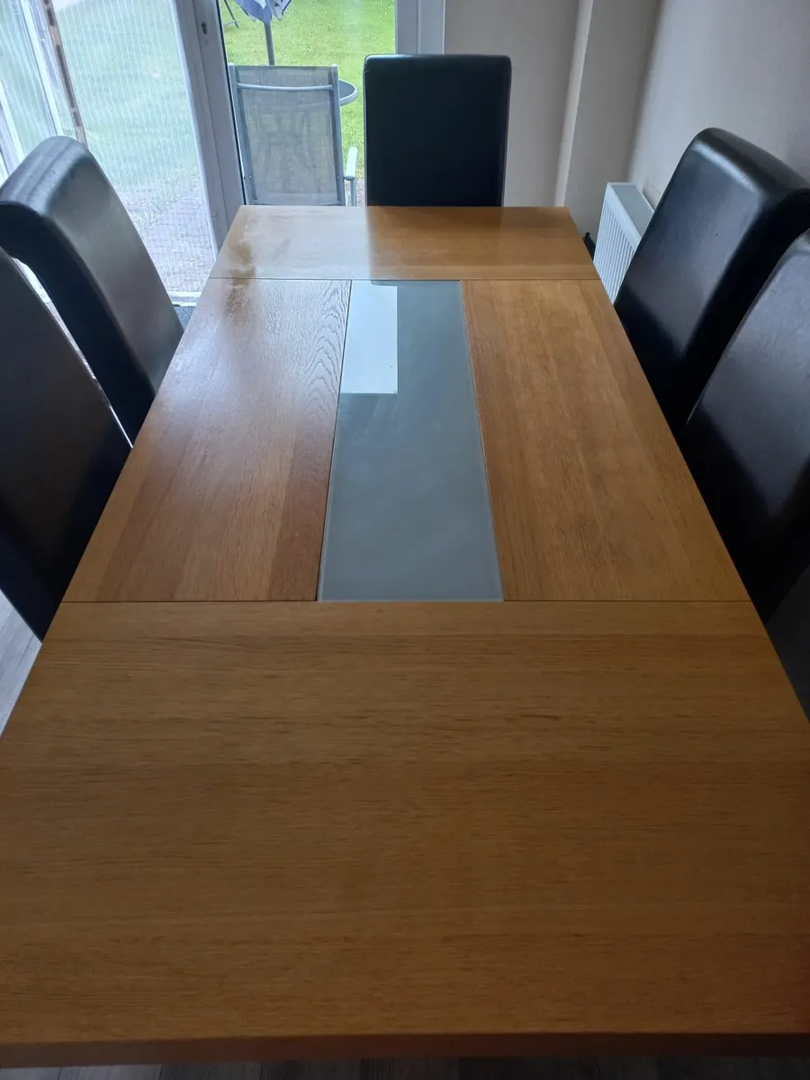 Wooden table and 5 leather chairs - Image 1