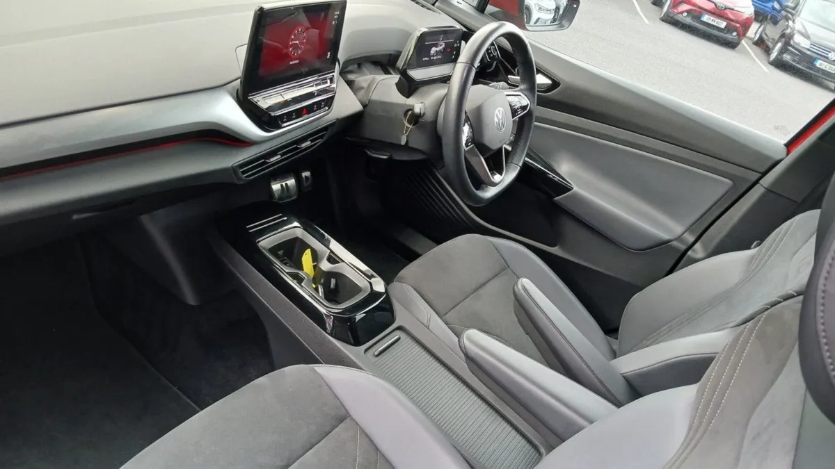 Volkswagen ID.4 Life DX 77kwh 174HP  fully Electr - Image 3