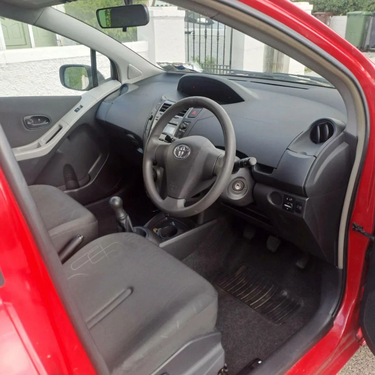 Toyota Yaris 2011 1.0 - Image 4